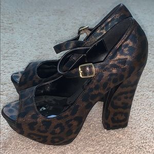 🏷 2/$5, 3/$7, 4/$9-2B Bebe brown/black platforms